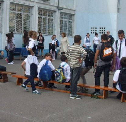 27.000 de familii au rămas fără alocaţii din cauza copiilor chiulangii